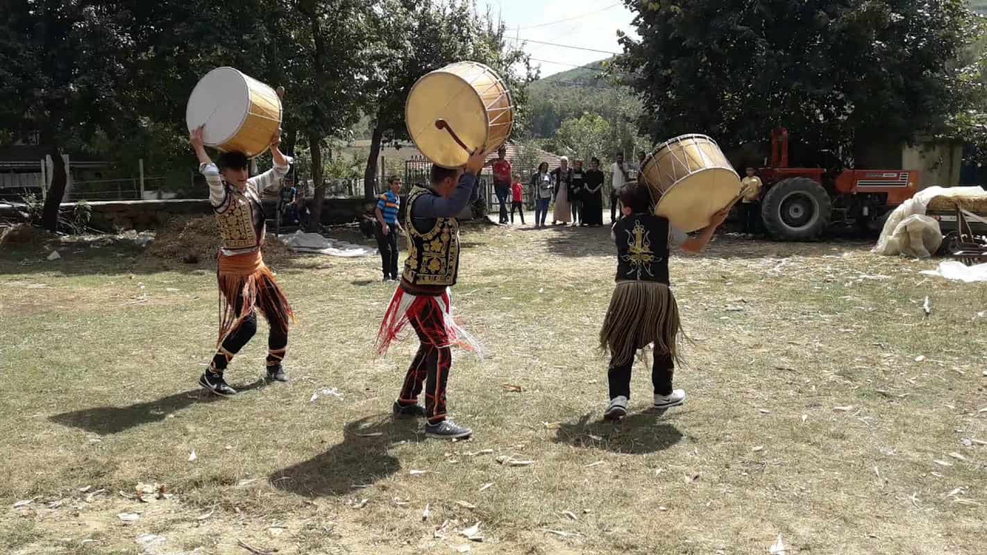 Davul çalma performansı