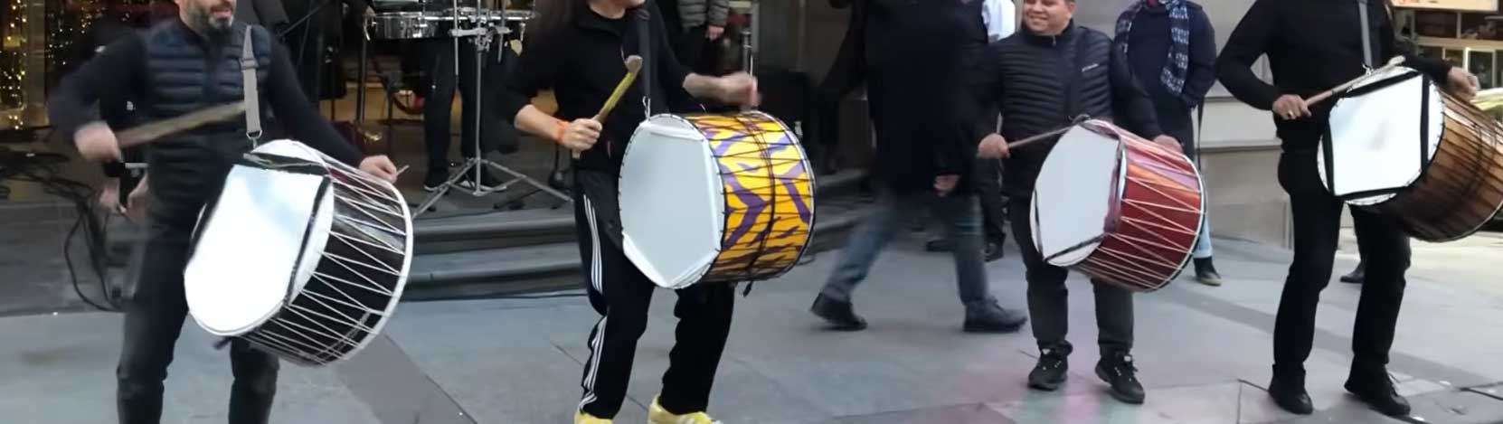 Davulcu slayt performansı